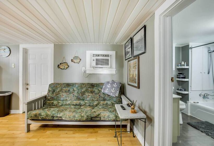 Golden Meadow Getaway: Patio, Grill, And Kayaks!