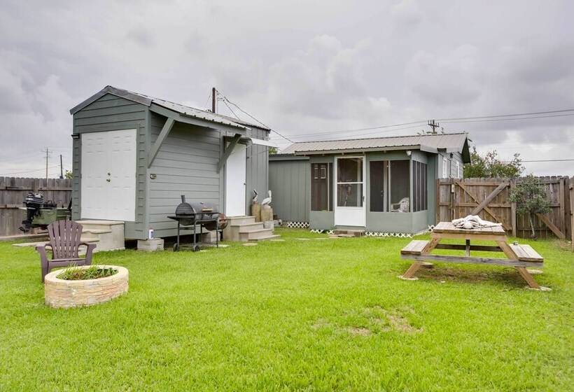 Golden Meadow Getaway: Patio, Grill, And Kayaks!