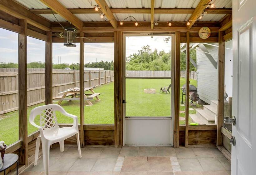 Golden Meadow Getaway: Patio, Grill, And Kayaks!