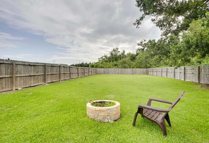 Golden Meadow Getaway: Patio, Grill, And Kayaks!