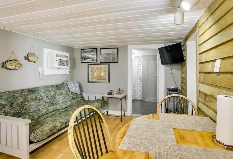 Golden Meadow Getaway: Patio, Grill, And Kayaks!