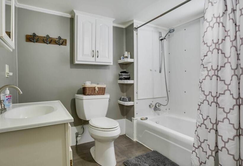 Golden Meadow Getaway: Patio, Grill, And Kayaks!