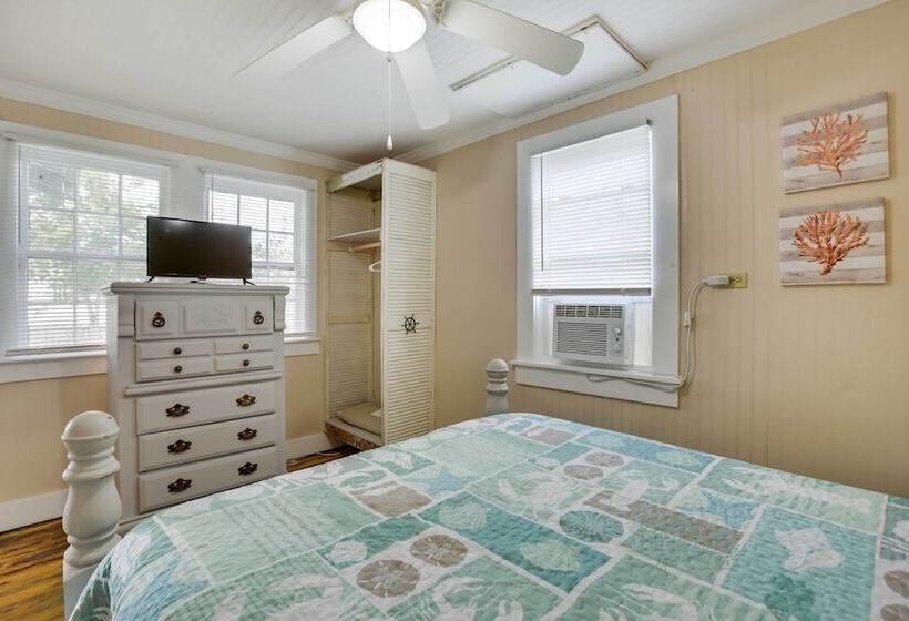 Golden Meadow Getaway: Patio, Grill, And Kayaks!