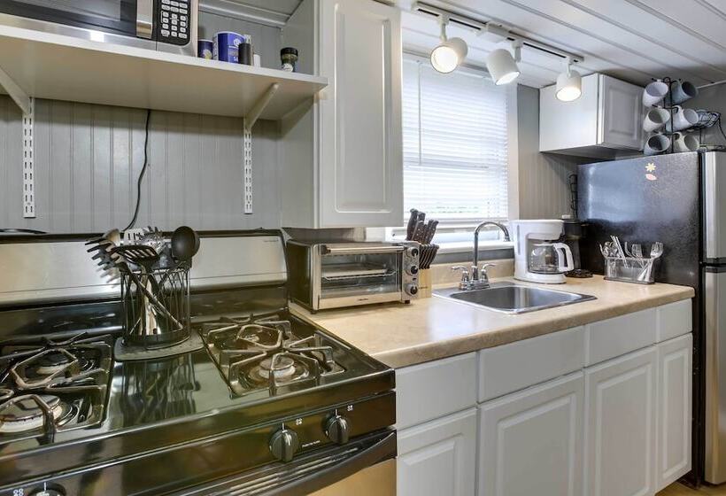 Golden Meadow Getaway: Patio, Grill, And Kayaks!