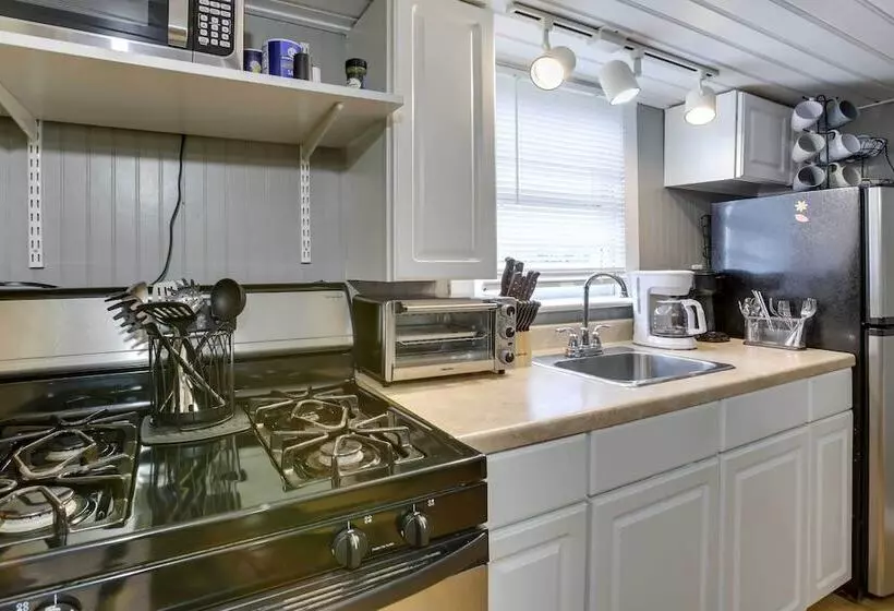 Golden Meadow Getaway: Patio, Grill, And Kayaks!