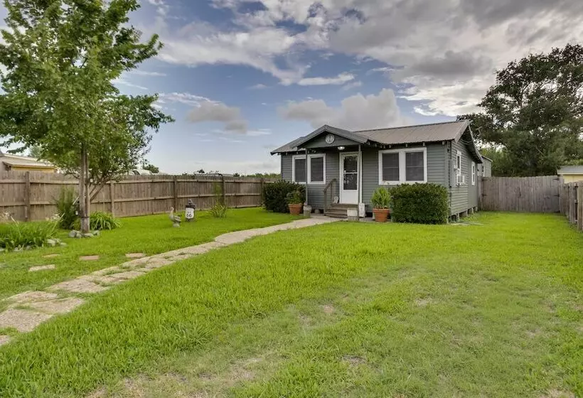 Golden Meadow Getaway: Patio, Grill, And Kayaks!