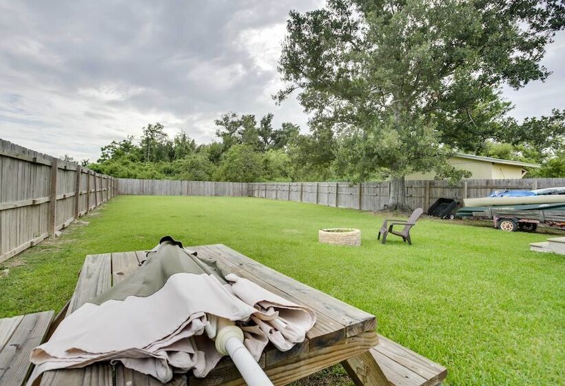 Golden Meadow Getaway: Patio, Grill, And Kayaks!