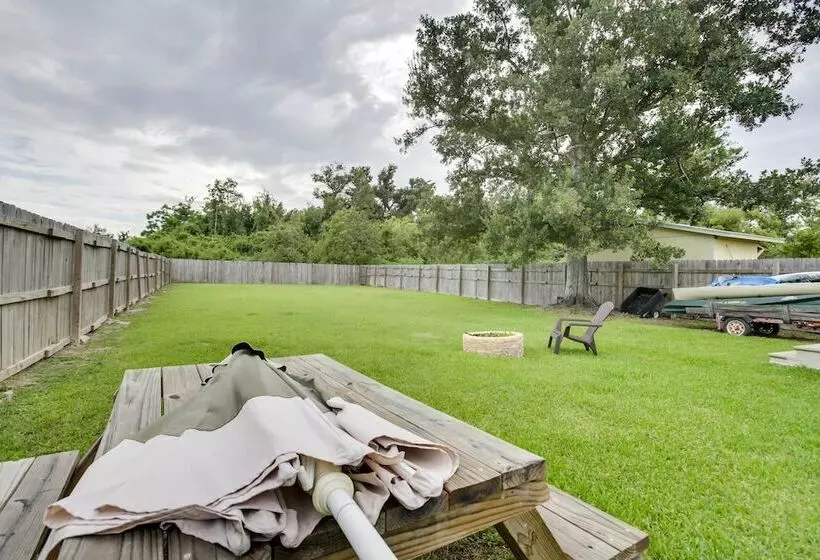 Golden Meadow Getaway: Patio, Grill, And Kayaks!