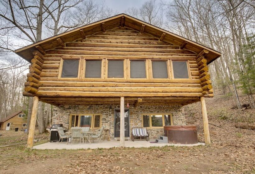 Lakefront Fence Home W/ Private Hot Tub!