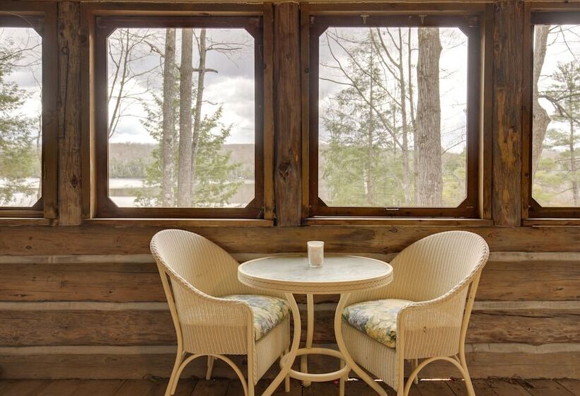 Lakefront Fence Home W/ Private Hot Tub!