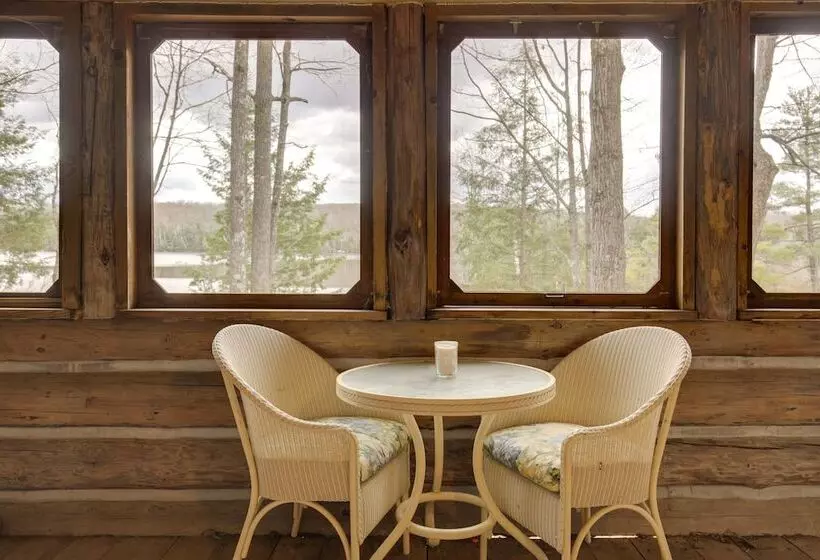 Lakefront Fence Home W/ Private Hot Tub!