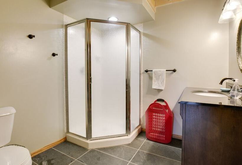 Lakefront Fence Home W/ Private Hot Tub!