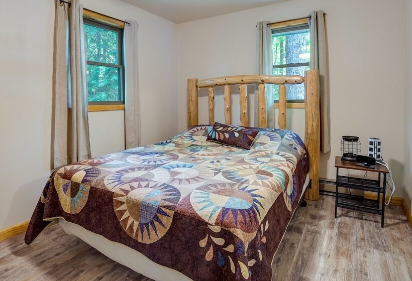 Lakefront Pearson Cottage W/ Swim Dock + Kayaks!