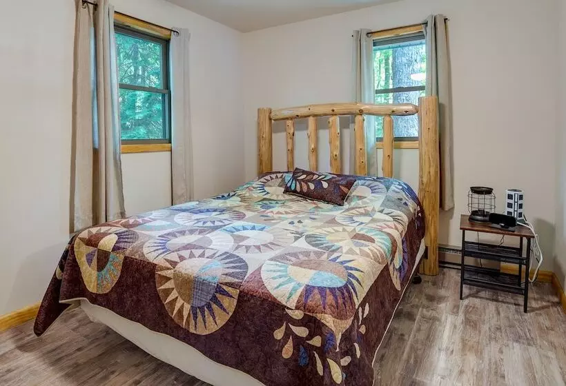 Lakefront Pearson Cottage W/ Swim Dock + Kayaks!