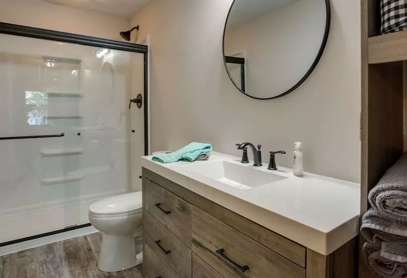 Lakefront Pearson Cottage W/ Swim Dock + Kayaks!