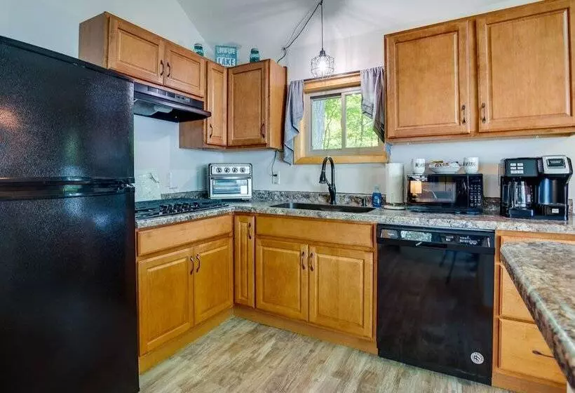 Lakefront Pearson Cottage W/ Swim Dock + Kayaks!