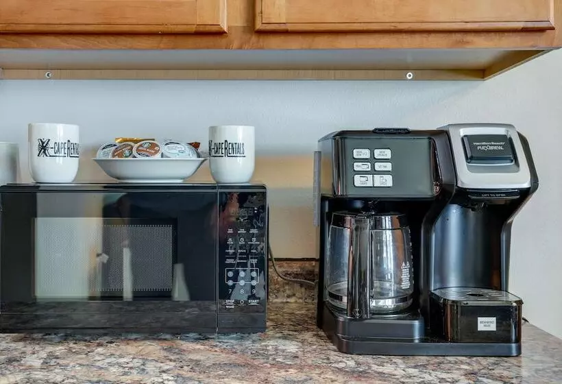 Lakefront Pearson Cottage W/ Swim Dock + Kayaks!