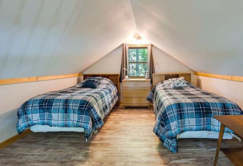 Lakefront Pearson Cottage W/ Swim Dock + Kayaks!