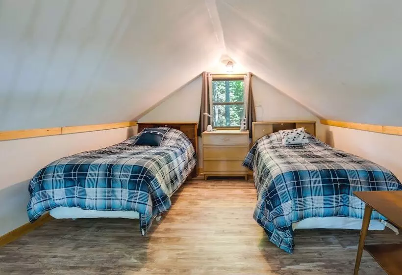 Lakefront Pearson Cottage W/ Swim Dock + Kayaks!