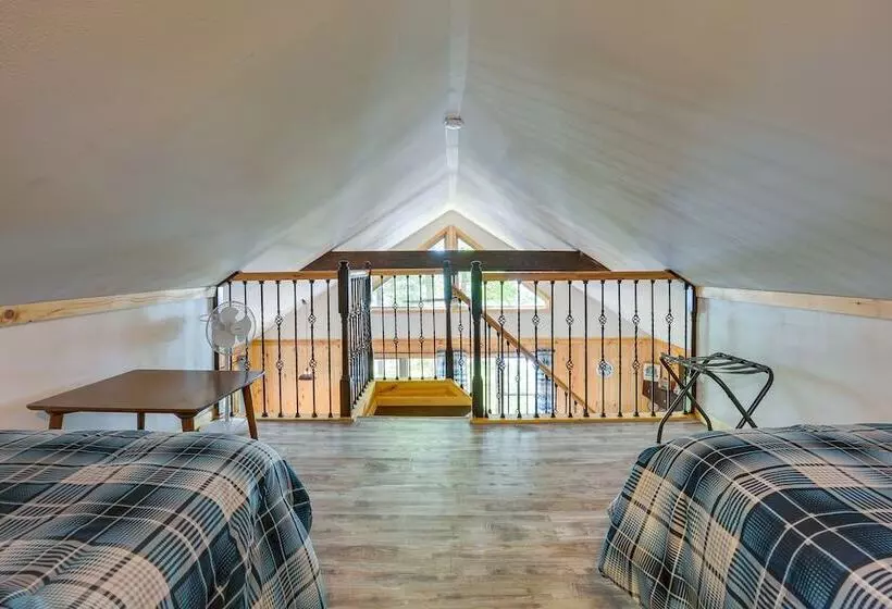 Lakefront Pearson Cottage W/ Swim Dock + Kayaks!