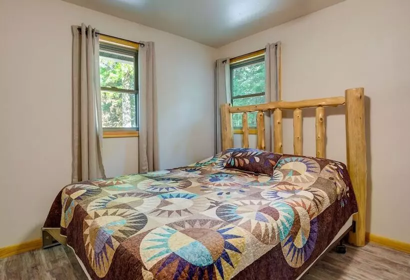 Lakefront Pearson Cottage W/ Swim Dock + Kayaks!