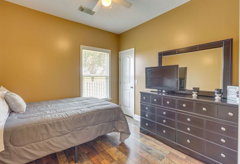 Pet Friendly Moundville Home W/ Fenced Backyard!