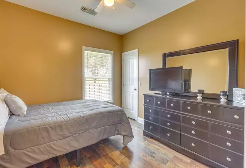 Pet Friendly Moundville Home W/ Fenced Backyard!