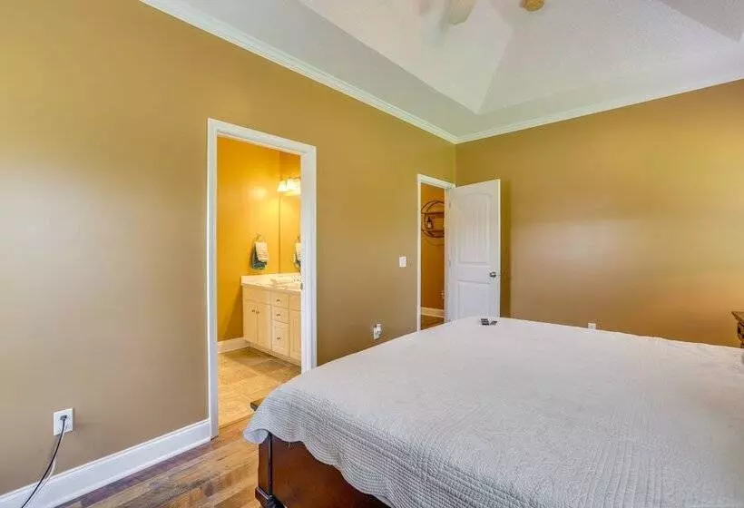 Pet Friendly Moundville Home W/ Fenced Backyard!