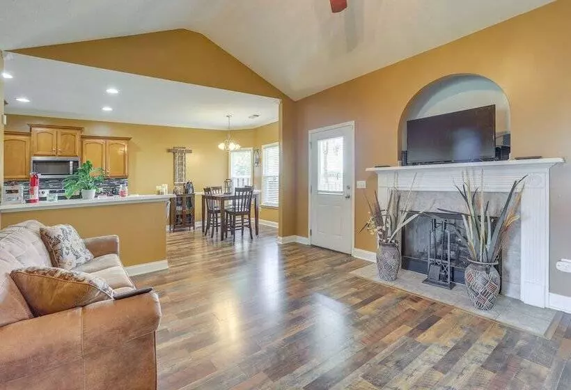 Pet Friendly Moundville Home W/ Fenced Backyard!