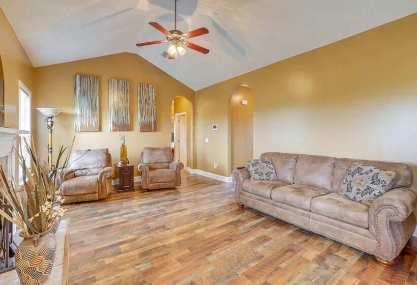 Pet Friendly Moundville Home W/ Fenced Backyard!