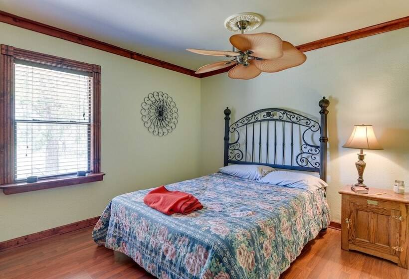 Screened In Deck & Dock Access: Texas Home!