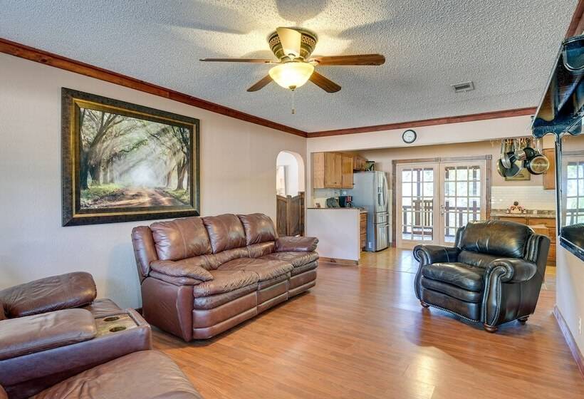 Screened In Deck & Dock Access: Texas Home!