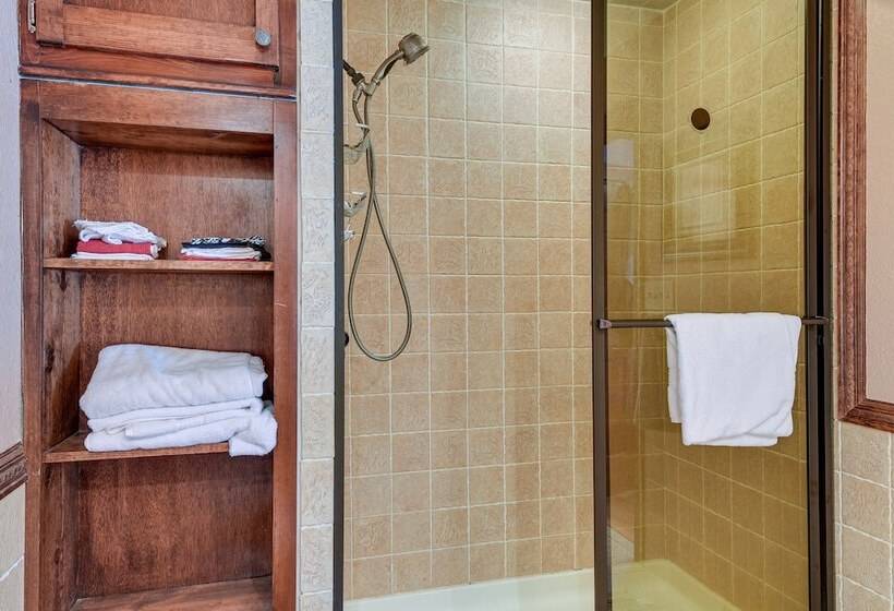 Screened In Deck & Dock Access: Texas Home!