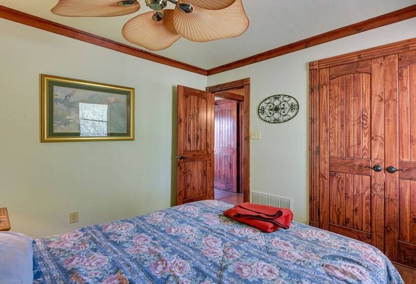 Screened In Deck & Dock Access: Texas Home!