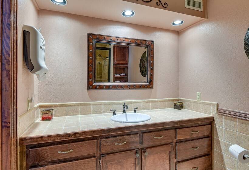 Screened In Deck & Dock Access: Texas Home!