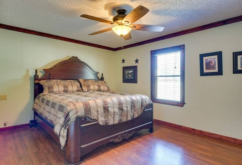 Screened In Deck & Dock Access: Texas Home!