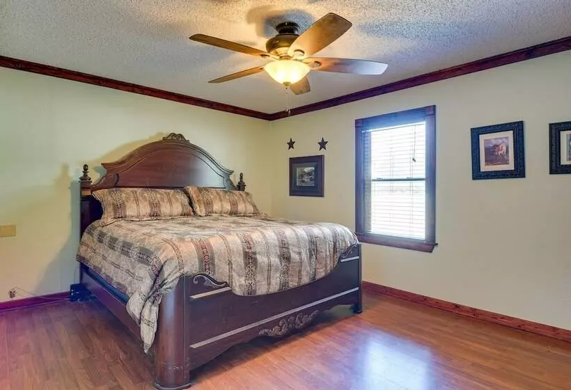 Screened In Deck & Dock Access: Texas Home!