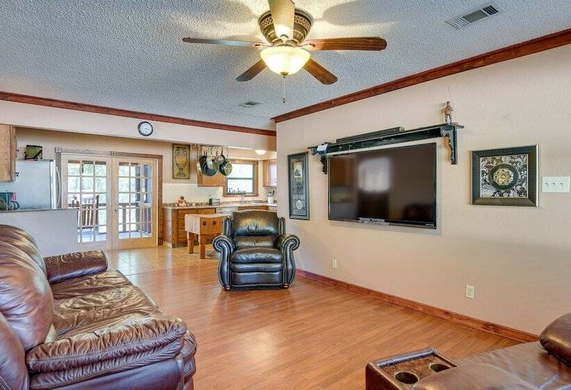 Screened In Deck & Dock Access: Texas Home!