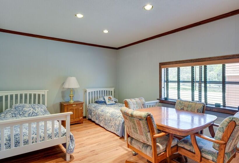 Screened In Deck & Dock Access: Texas Home!