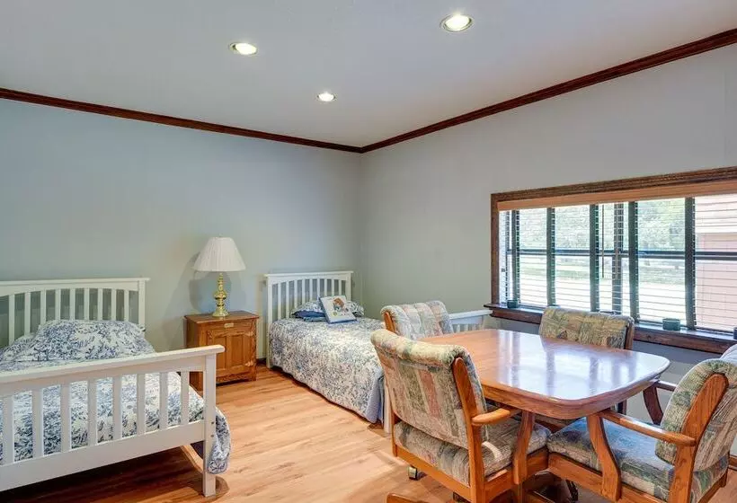 Screened In Deck & Dock Access: Texas Home!