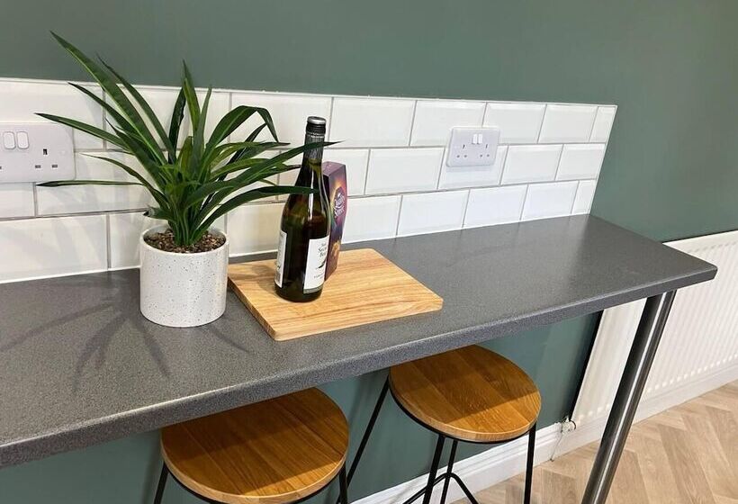 اقامتگاه Rose Cottage 5 Person, City Centre With Parking