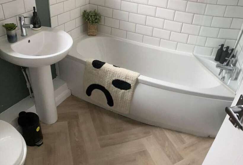 اقامتگاه Rose Cottage 5 Person, City Centre With Parking