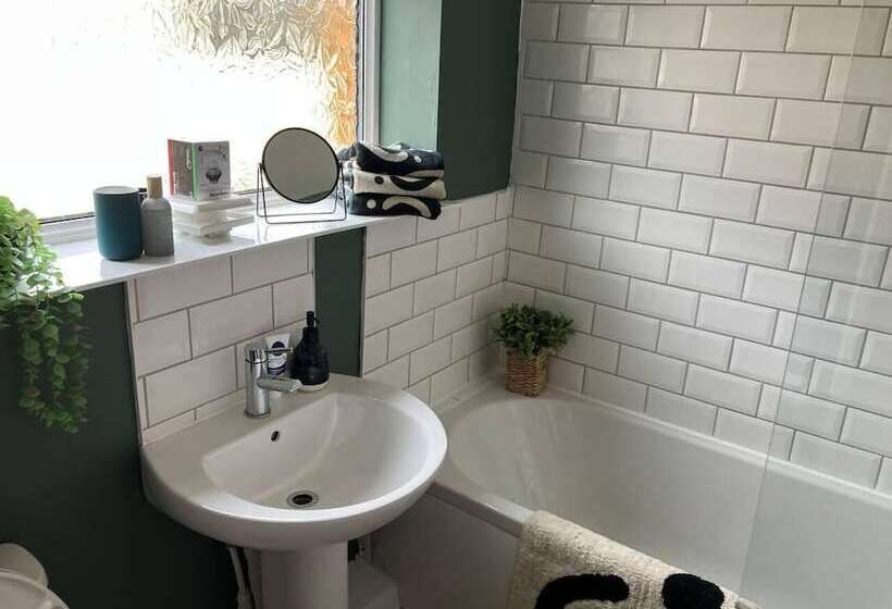 اقامتگاه Rose Cottage 5 Person, City Centre With Parking