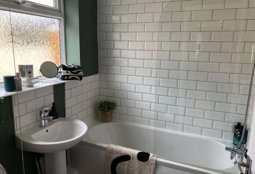 اقامتگاه Rose Cottage 5 Person, City Centre With Parking