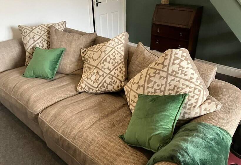 اقامتگاه Rose Cottage 5 Person, City Centre With Parking