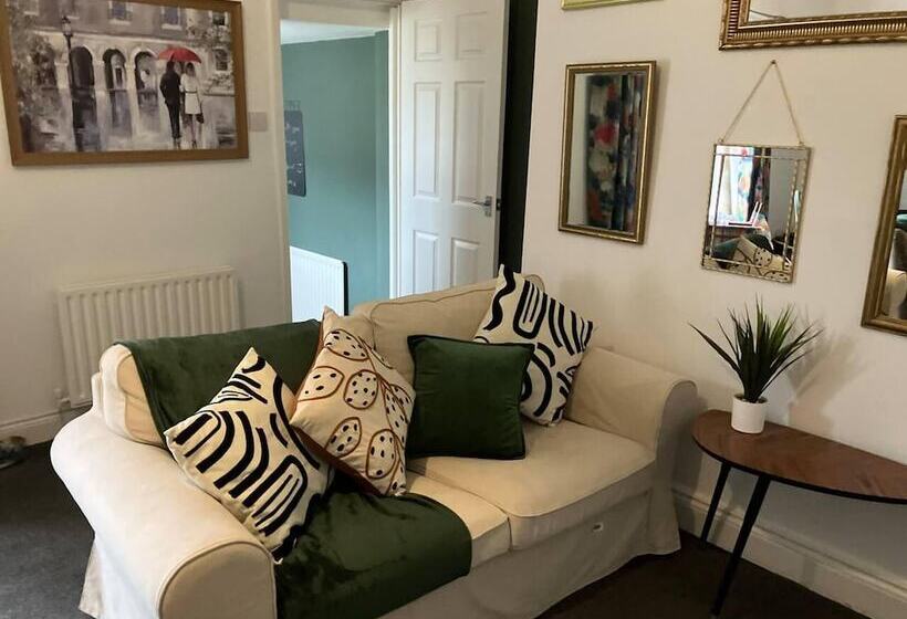 اقامتگاه Rose Cottage 5 Person, City Centre With Parking