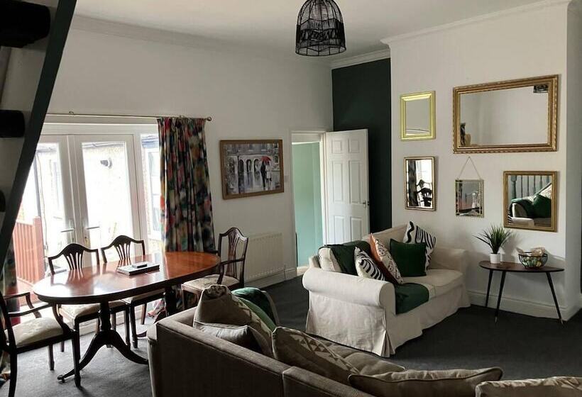 اقامتگاه Rose Cottage 5 Person, City Centre With Parking