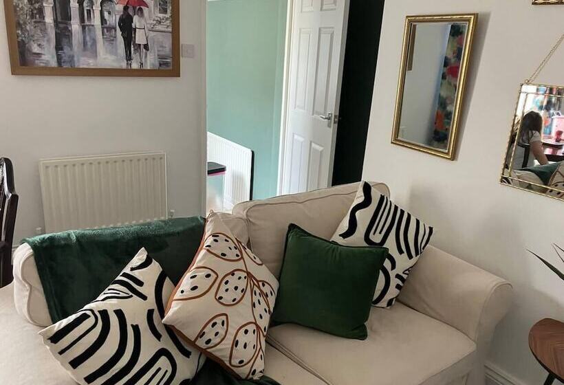 اقامتگاه Rose Cottage 5 Person, City Centre With Parking