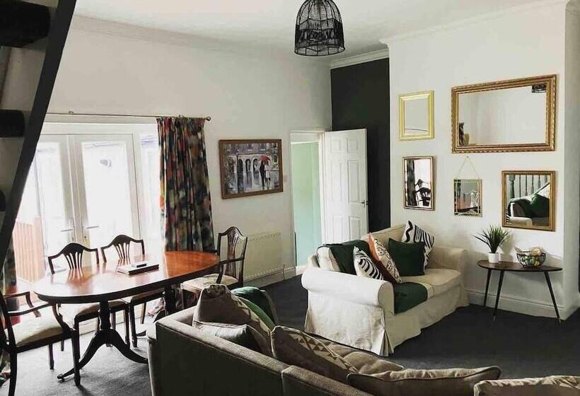 اقامتگاه Rose Cottage 5 Person, City Centre With Parking