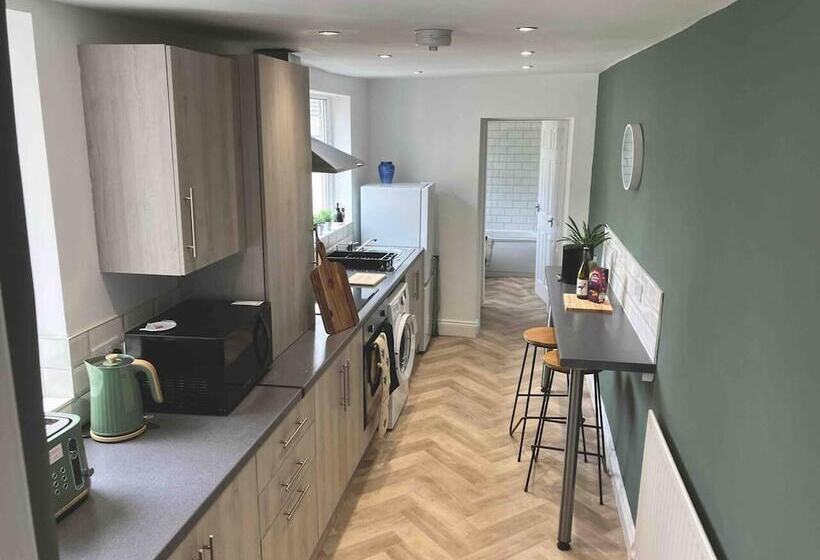 اقامتگاه Rose Cottage 5 Person, City Centre With Parking